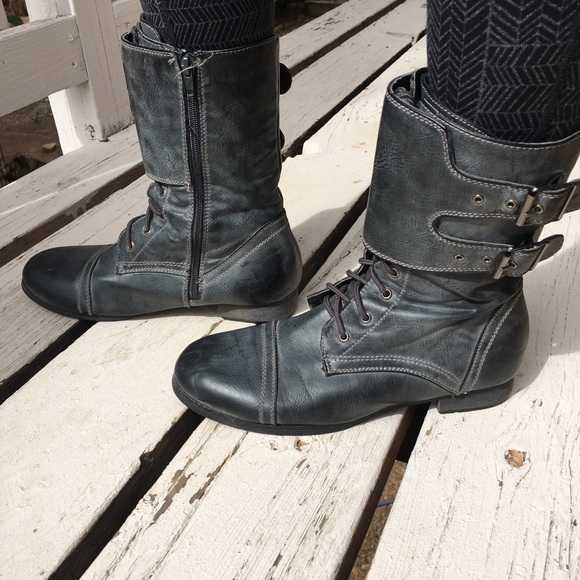 Boot - Picture 2 of 4